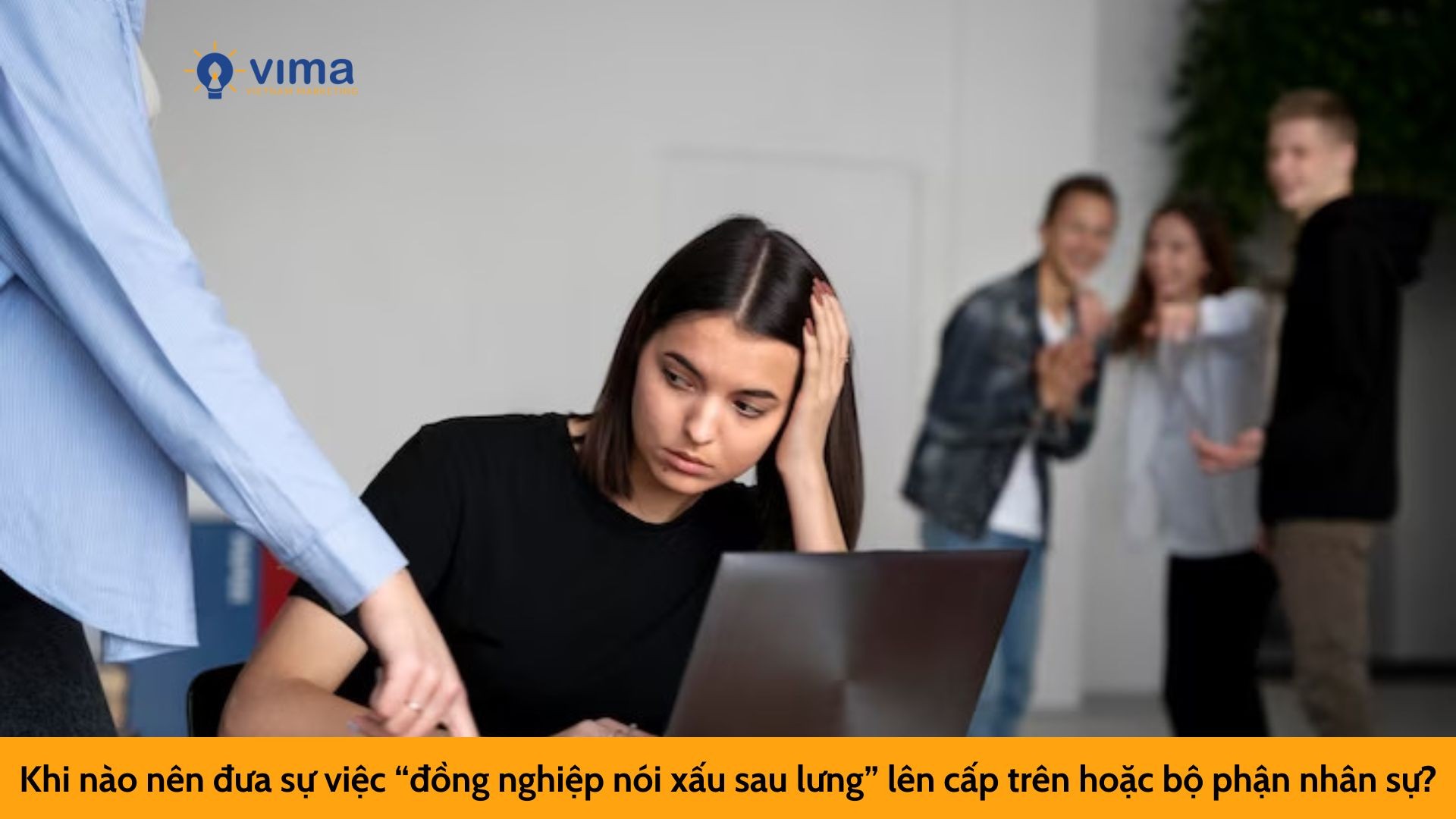 Khi nào nên đưa sự việc “đồng nghiệp nói xấu sau lưng” lên cấp trên hoặc bộ phận nhân sự?